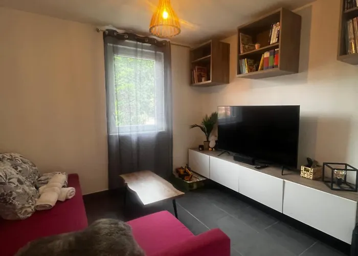 Vakantiehuis Modern House With Terrace Garden Close To