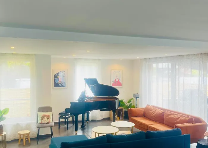 Vakantiehuis Modern House With Terrace Garden Close To